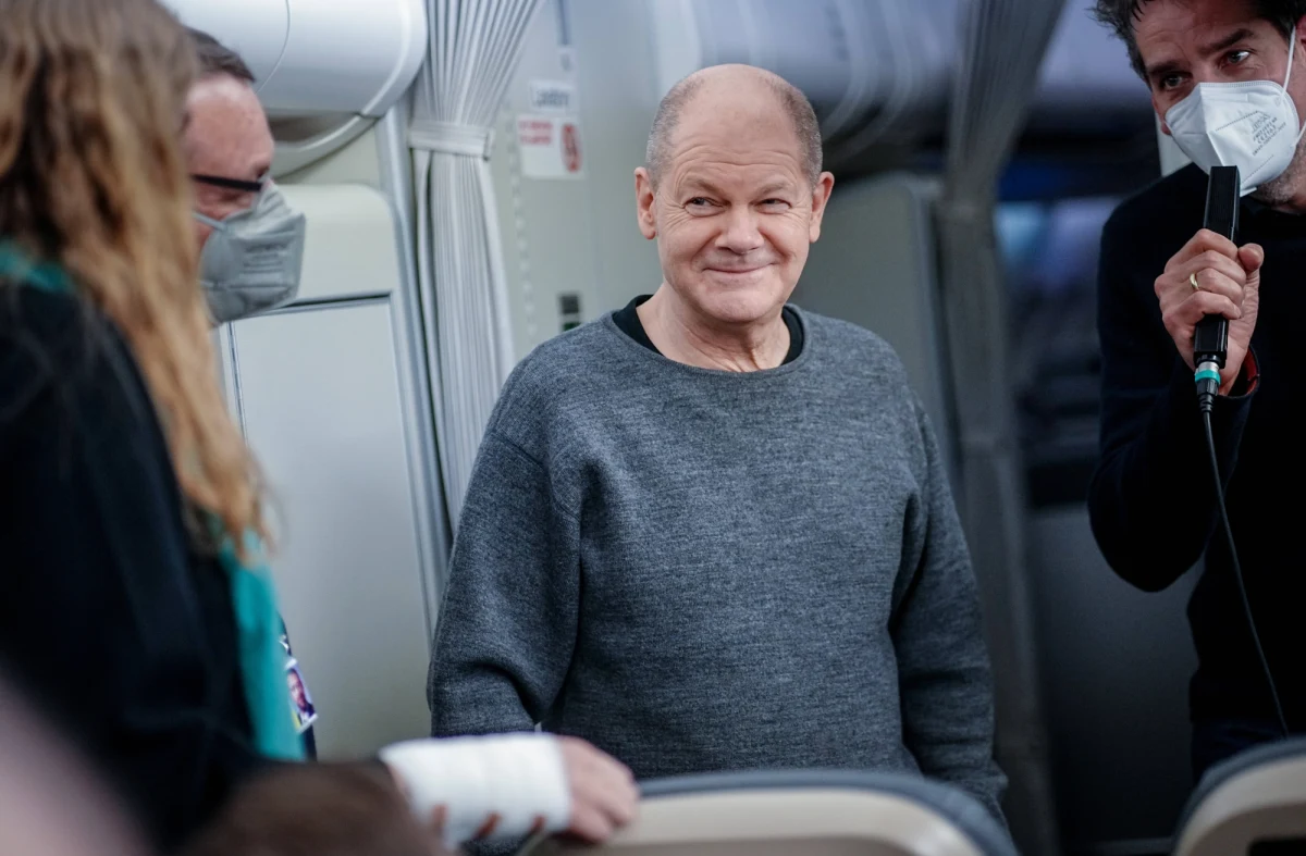 Opublikowane w poniedziałek zdjęcia kanclerza Niemiec Olafa Scholza w drodze do do USA wywołały w kraju żywiołowe reakcje: od rozbawienia po zdumienie - pisze portal RND. Czy szef rządu powinien wybierać się do Waszyngtonu z oficjalną wizytą w workowatym, szarym swetrze? - zastanawiają się internauci.