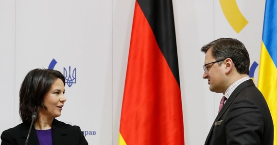Stanowiska Ukrainy i Niemiec różnią się, ale naszym zadaniem jest znalezienie rozwiązania problemu dostaw broni na Ukrainę. Myślę, że dzisiaj udało się nam znaleźć projekt jego rozwiązania - powiedział w poniedziałek na wspólnej konferencji prasowej z szefową niemieckiej dyplomacji Annaleną Baerbock minister spraw zagranicznych Ukrainy Dmytro Kułeba.