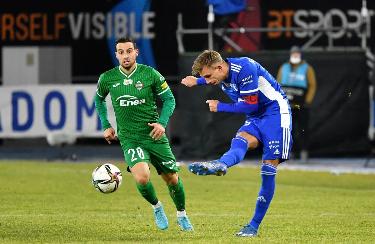 Kończące pierwszą wiosenną kolejkę derby Mazowsza przyniosły sporo emocji, dwa gole i podział punktów. Radomiak przedłużył do 12 serię spotkań bez porażki, co - jak na beniaminka - jest passą imponującą, ale też w ostatnim kwadransie płocczanie zmarnowali dwie świetne okazje, które mogły przechylić szalę zwycięstwa na ich stronę.