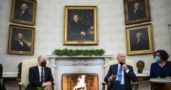 Jeśli Rosja przeprowadzi inwazję na Ukrainę, nie będzie Nord Stream 2 - powiedział w poniedziałek prezydent USA Joe Biden po rozmowach z kanclerzem Niemiec Olafem Scholzem w Białym Domu. Scholz nie potwierdził tego bezpośrednio, jednak zapewnił, że podejmie takie same kroki, co USA.