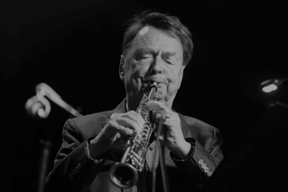 W wieku 83 lat zmarł Zbigniew Namysłowski, jeden z najbardziej znanych polskich muzyków jazzowych, wybitny saksofonista, kompozytor i lider zespołów. Jego śmierć poruszyła najwybitniejszych polskich artystów. Dla wielu z nich był przyjacielem i mentorem. Namysłowski Współpracował między innymi z Krzysztofem Komedą, Czesławem Niemenem, Michałem Urbaniakiem, Krzysztofem Herdzinem i Leszkiem Możdżerem.