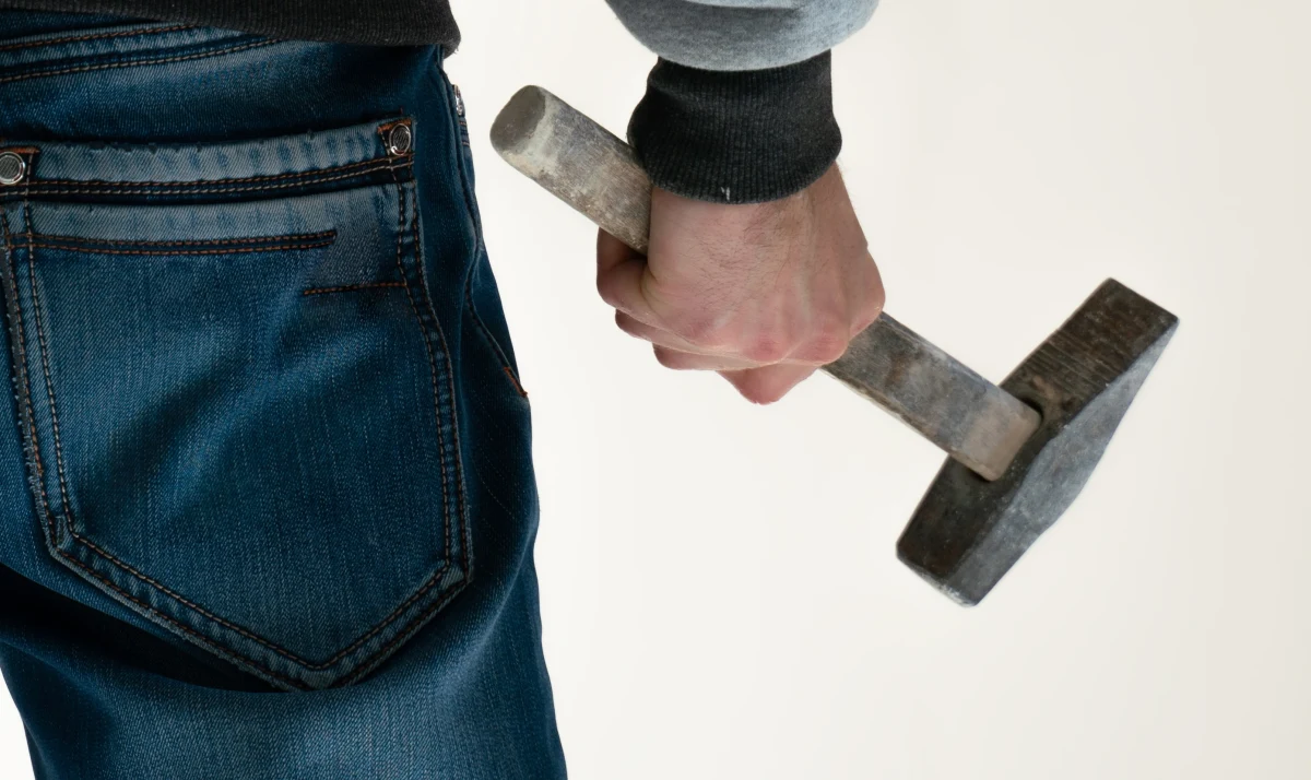 ​Policjanci postrzelili mężczyznę, który rzucił się na nich z młotkiem podczas wieczornej interwencji w Boguszowie-Gorcach na Dolnym Śląsku.