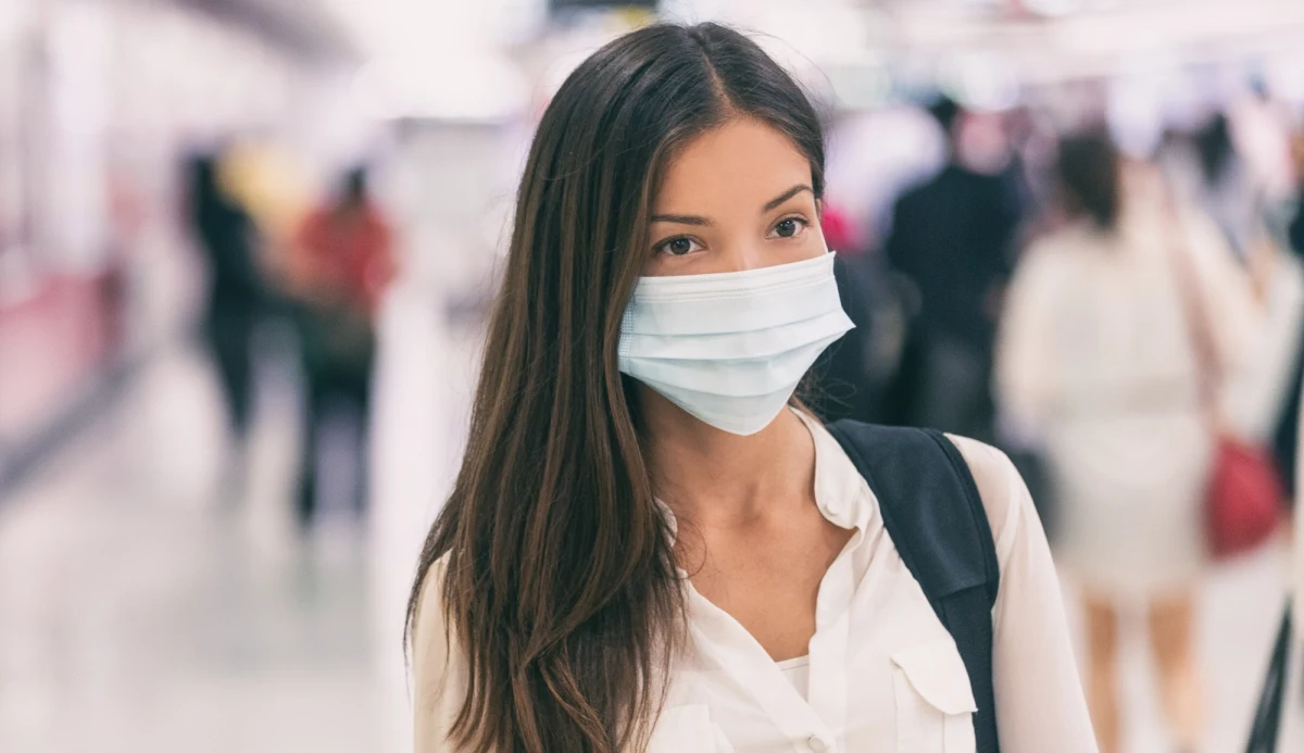 ​Straż miejska i policjanci w Poznaniu sprawdzają, czy mieszkańcy przestrzegają pandemicznych obostrzeń m.in. w komunikacji miejskiej. Tylko w styczniu w stolicy Wielkopolski za brak maseczki ukarano prawie 130 osób.