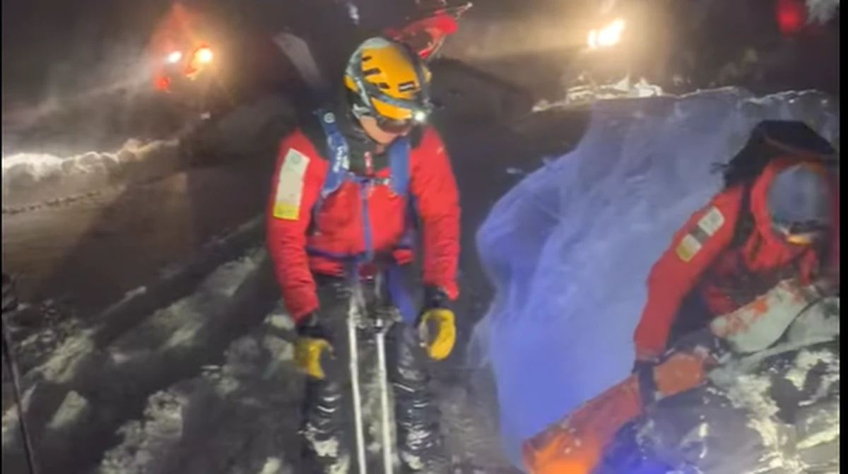 ​Grupa licealistów utknęła na szlaku w Gorcach. Duże zaspy śniegu, silny wiatr i ciemność mocno utrudniły im wyprawę. Na pomoc ruszyli ratownicy.