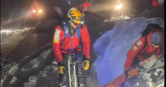 ​Grupa licealistów utknęła na szlaku w Gorcach. Duże zaspy śniegu, silny wiatr i ciemność mocno utrudniły im wyprawę. Na pomoc ruszyli ratownicy.