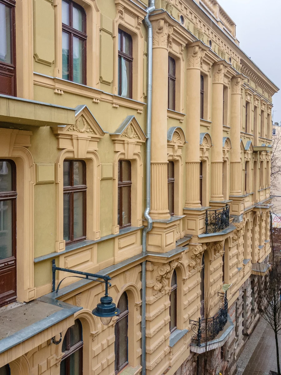 Nowa elewacja, komfortowe mieszkania i funkcjonalne lokale dla przedsiębiorców. Dawny blask odzyskuje perełka architektoniczna, czyli kamienica przy ulicy Rewolucji 29 w Łodzi. 