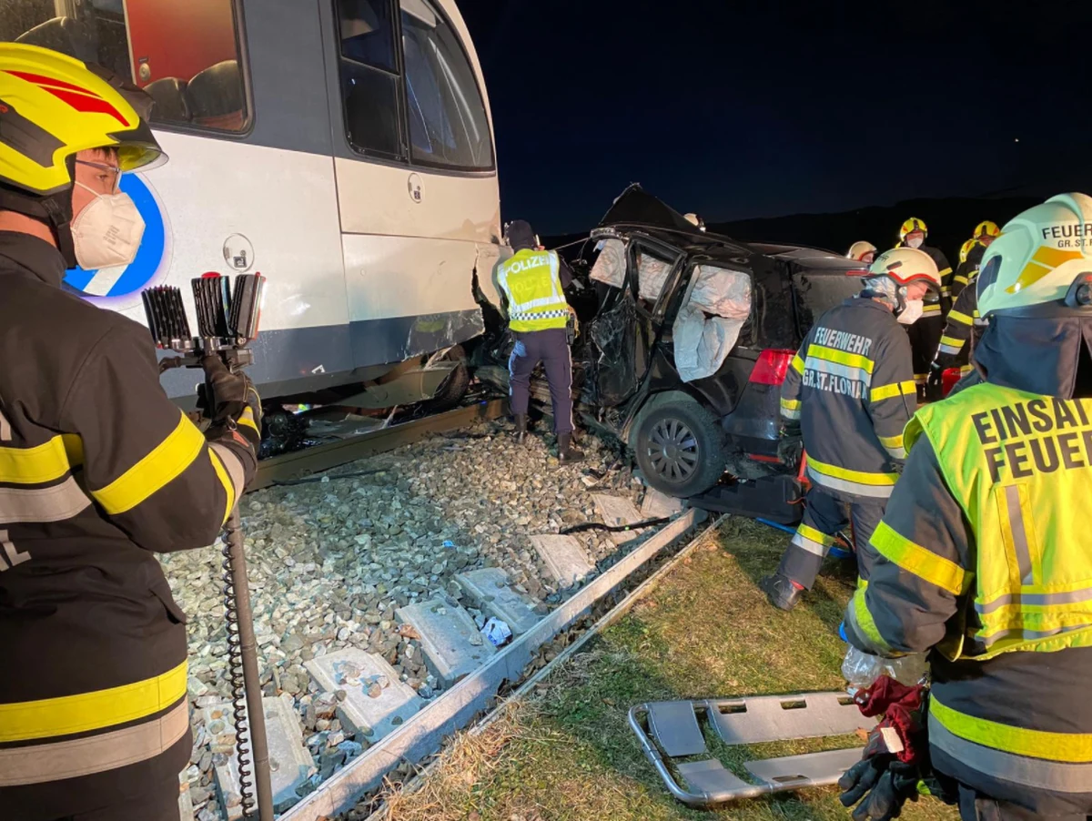 Trzech mieszkańców powiatu limanowskiego w Małopolsce podróżowało samochodem, który w piątek wieczorem zderzył się z pociągiem w Austrii. Do wypadku doszło na niestrzeżonym przejeździe w miejscowości Gross St. Florian na południu kraju. Jeden z Polaków zginął, drugi walczy o życie w szpitalu. 