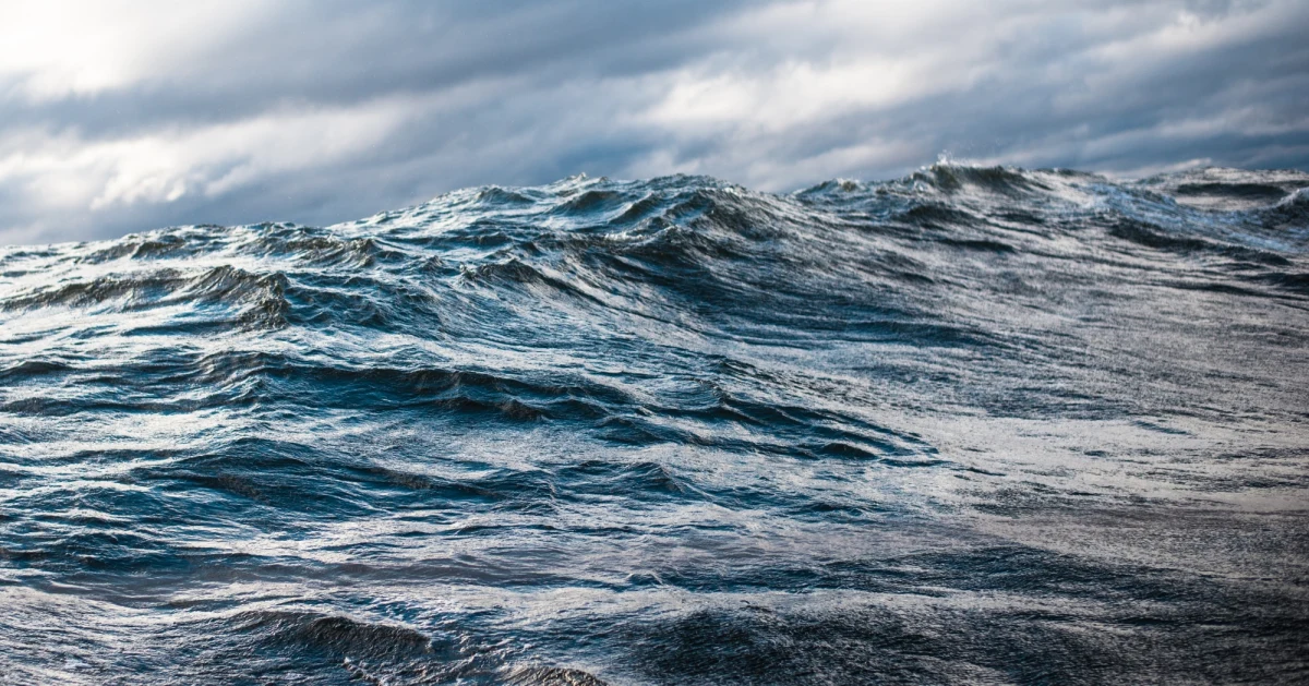 Ostrzeżenie drugiego stopnia o sztormie i wysokim stanie wód w strefie brzegowej części wschodniej Bałtyku wydało we wtorek Biuro Meteorologicznych Prognoz Morskich Zespół w Gdyni. W porywach wiatr może osiągać prędkość 9 w skali Beauforta.