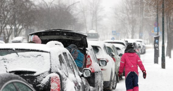 Wyjątkowo śnieżna zima daje się we znaki zakopiańczykom. Z miasta pod Giewontem zostało wywiezione już około 1000 ciężarówek pełnych śniegu, to jest blisko 17 tys. metrów sześciennych. Jak powiedział burmistrz Zakopanego Leszek Dorula, budżet miasta przeznaczony na zimowe utrzymanie został już przekroczony.