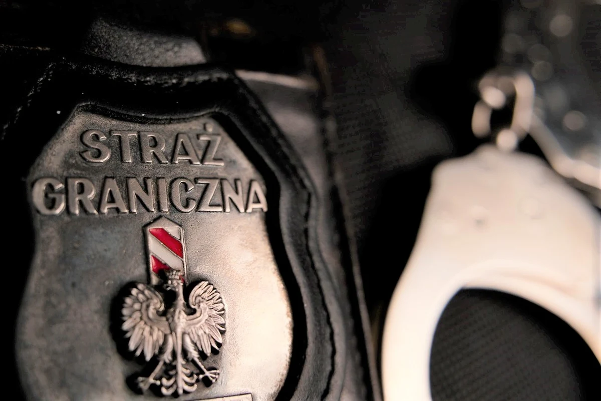 Funkcjonariusze SG z przejścia granicznego w Korczowej na Podkarpaciu zatrzymali 41-letniego Ukraińca poszukiwanego przez Interpol. Mężczyzna był poszukiwany od blisko dwóch lat - poinformował PAP we wtorek Piotr Zakielarz z Bieszczadzkiego Oddziału Straży Granicznej.
