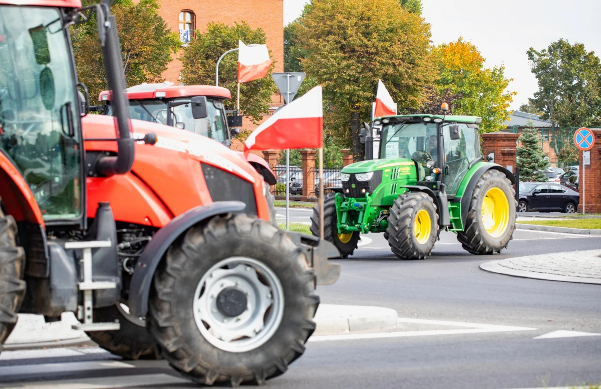 Z powodu protestów rolników jutro należy spodziewać się komunikacyjnego paraliżu Lublina. Protestujący między 10:30 a 13:30 zapowiadają blokadę Alei Tysiąclecia na odcinku pomiędzy ul. Lubartowską a rondem im. Romana Dmowskiego. Zarząd Transportu Miejskiego przygotowuje trasy objazdowe dla autobusów.