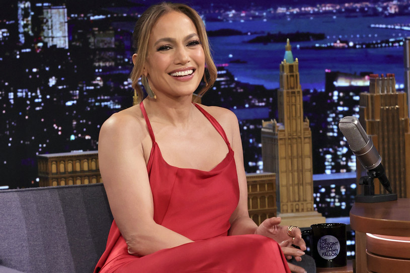 Jennifer Lopez w najnowszym wywiadzie podsumowała swoją trwającą już ponad dwie dekady karierę. Słynna piosenkarka i aktorka stwierdziła, że szanse na sukces w branży rozrywkowej miała małe, bo w młodości brakowało jej pewności siebie - głównie ze względu na trudną sytuację finansową i portorykańskie korzenie. To, że J.Lo. się udało, jest zasługą... jej mamy. "Nauczyła mnie wytrwałości, uporu i pilności we wszystkim, co robię" - wyznała artystka.