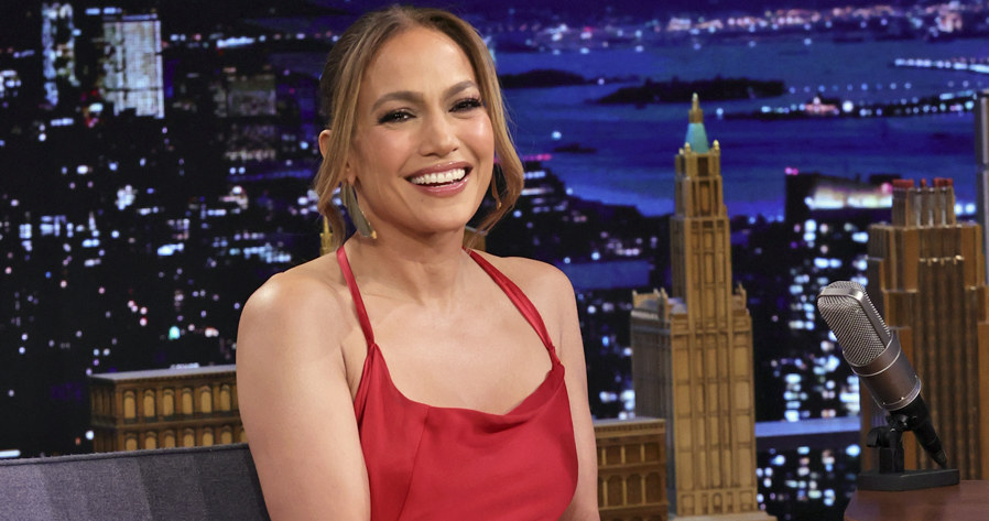 Jennifer Lopez w najnowszym wywiadzie podsumowała swoją trwającą już ponad dwie dekady karierę. Słynna piosenkarka i aktorka stwierdziła, że szanse na sukces w branży rozrywkowej miała małe, bo w młodości brakowało jej pewności siebie - głównie ze względu na trudną sytuację finansową i portorykańskie korzenie. To, że J.Lo. się udało, jest zasługą... jej mamy. "Nauczyła mnie wytrwałości, uporu i pilności we wszystkim, co robię" - wyznała artystka.