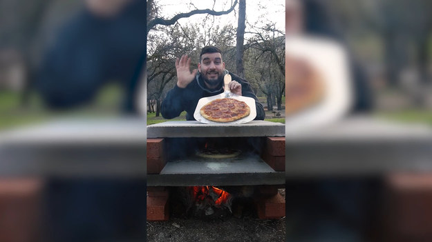 Zastanawialiście się nad budową przydomowego pieca do pizzy? Patrick Zeinali, TikTok-er z USA, pokazał, jak prostymi środkami sprawić sobie taką przyjemność. Wysoka temperatura i aromat drewna z pewnością dodadzą pizzy wspaniałego smaku!