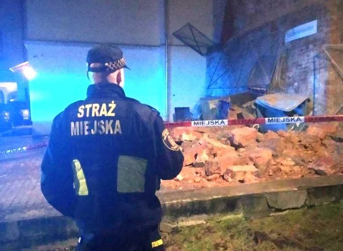 W poniedziałek po południu fragment zabytkowego muru runął na zaparkowane samochody. Uszkodził również kontenery śmietnikowe. Na szczęście nikomu nic się nie stało.