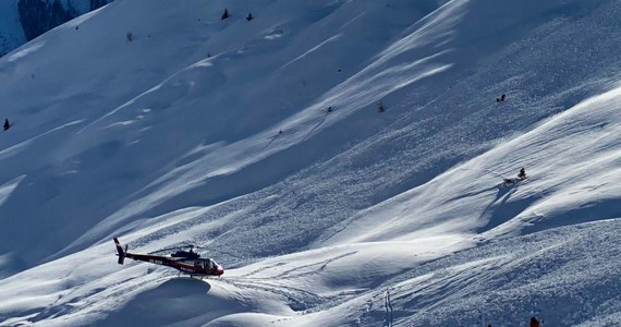 Władze austriackiego Tyrolu ostrzegają przed zagrożeniem lawinowym. Między piątkiem a niedzielą zeszło ponad 100 lawin, grzebiąc pod zwałami śniegu dziewięć osób. Dwie kolejne osoby zginęły w lawinach w sąsiedniej Szwajcarii.