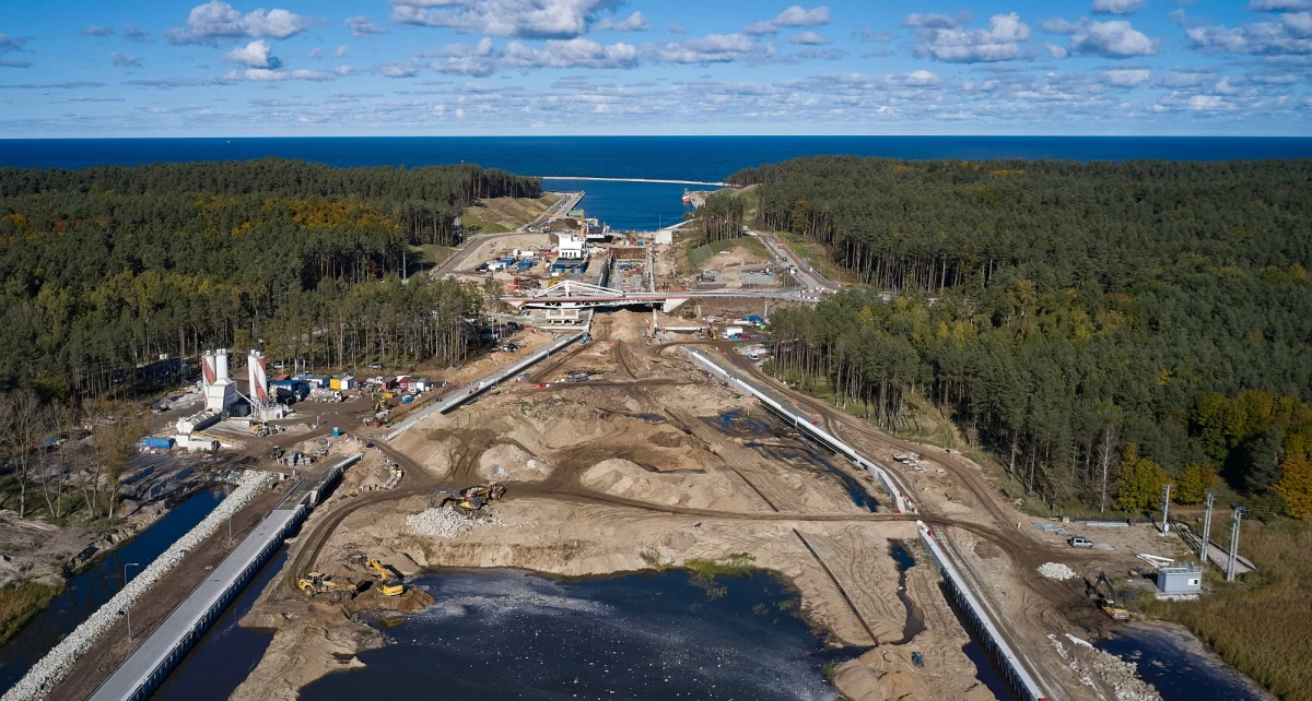 ​Jeszcze w tym roku przez kanał na Mierzei Wiślanej przepłyną pierwsze statki - przekonuje wiceminister infrastruktury Marek Gróbarczyk.