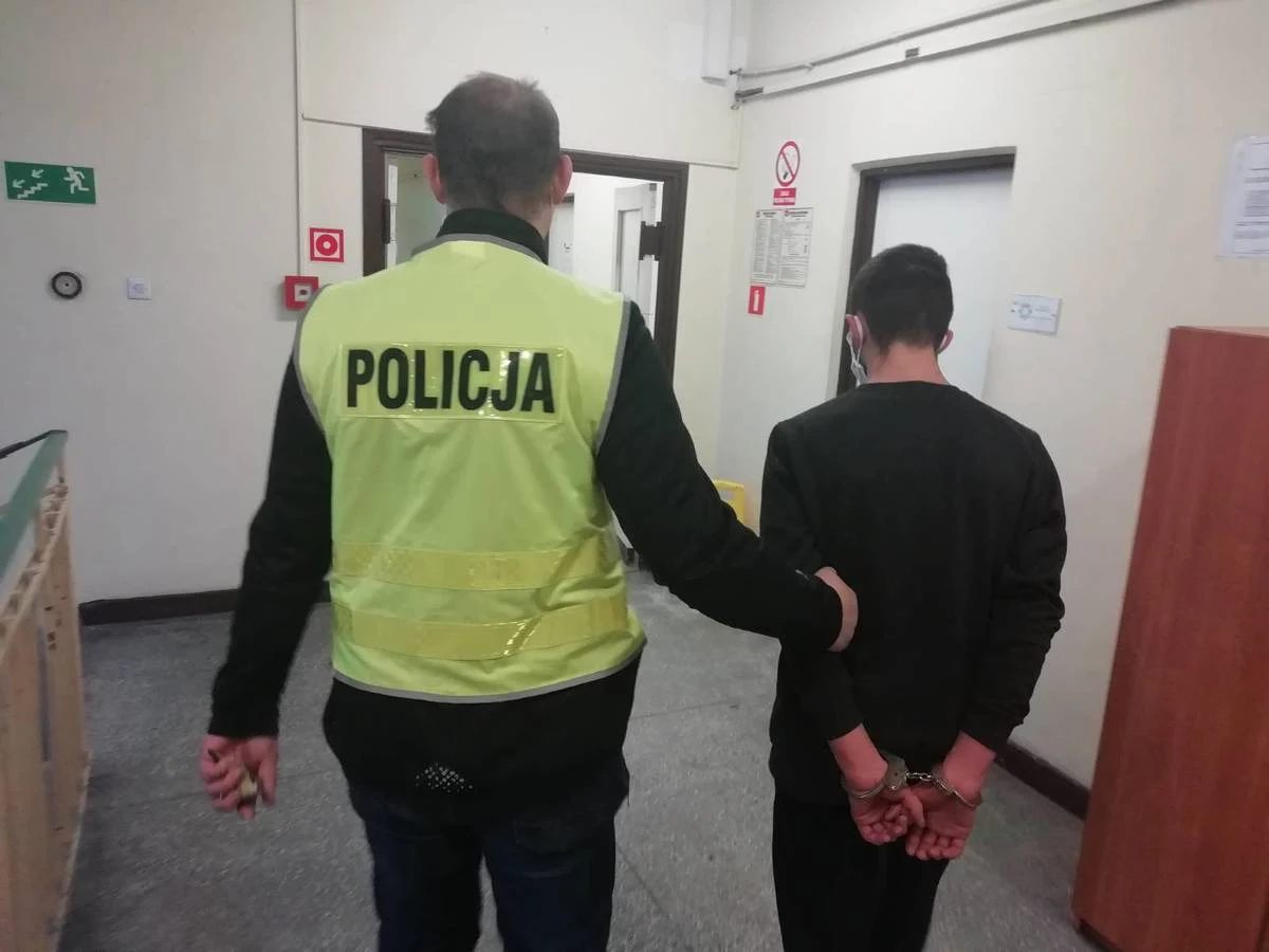 Na trzy miesiące trafi do aresztu 23-latek podejrzewany o śmiertelne potrącenie 39-latki w Pękoszewie w Łódzkiem. Do wypadku doszło w piątek, ciało kobiety znaleziono dzień później w przydrożnym rowie przy drodze krajowej nr 70. Kierowcę zatrzymano w niedzielę.