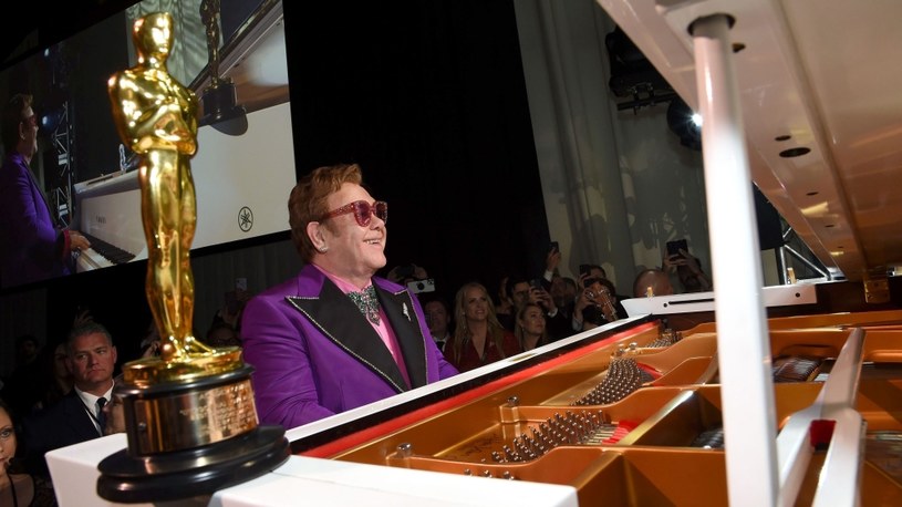 Każdego roku, po gali rozdania Oscarów gwiazdy bawią się na organizowanej przez Eltona Johna imprezie charytatywnej. Coroczne after party jest doskonałą okazją do zebrania funduszy na fundację brytyjskiego muzyka. Tegoroczne wydarzenie będzie zgoła wyjątkowe, celebrowane będzie 30-lecie powstania fundacji AIDS, niestety na jednej z najważniejszych imprez Hollywood zabraknie jej gospodarza. W tym czasie jej organizator będzie występował na scenie Pinnacle Bank Arena w Lincoln w stanie Nebraska.