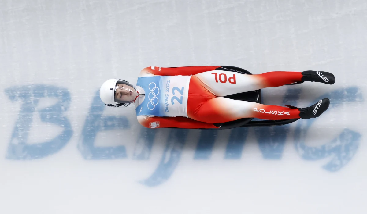 Natalie Geisenberger wywalczyła złoty medal olimpijski w Pekinie i została pierwszą saneczkarką w historii, która wywalczyła trzy takie trofea z rzędu. Srebro zdobyła inna Niemka Anna Berreiter, a brąz Rosjanka Tatiana Iwanowa. Klaudia Domaradzka zajęła 27. miejsce.