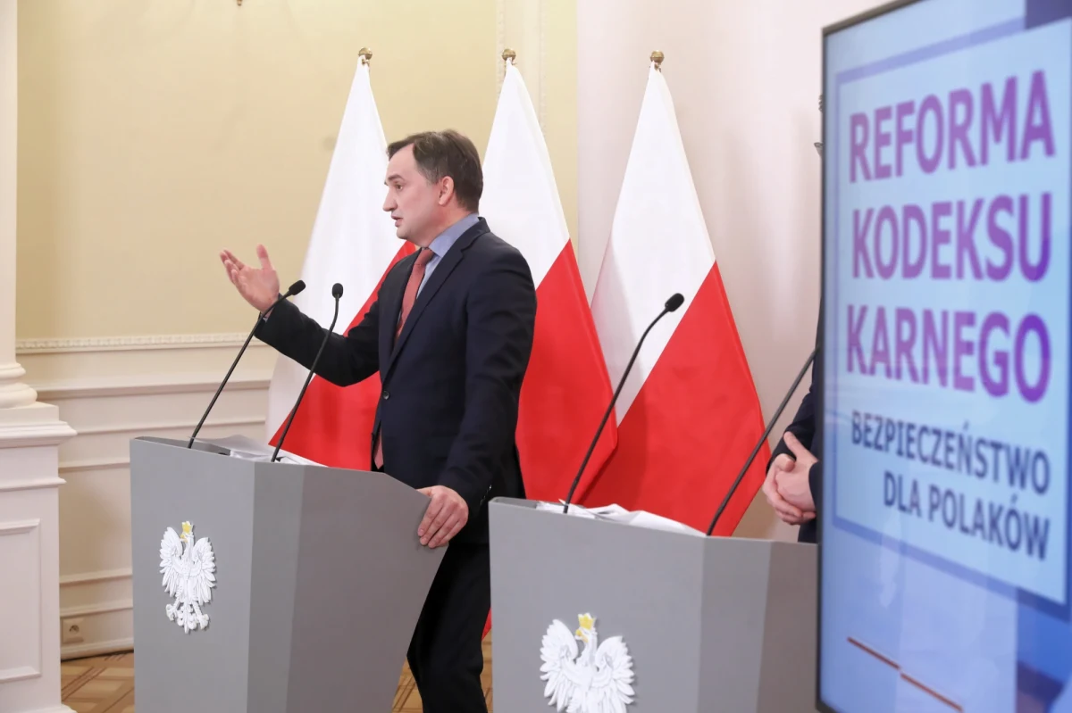 Dla najgroźniejszych przestępców przewidujemy znacznie surowsze kary - powiedział na konferencji dotyczącej zmian w Kodeksie karnym minister sprawiedliwości Zbigniew Ziobro. Jak zaznaczył, "to najgroźniejsi sprawcy, którzy dopuszczają się najcięższych przestępstw stanowią realny problem i realne zagrożenie dla bezpieczeństwa, zdrowia, życia i podstawowych wartości ważnych dla Polaków". Przyjęta przez rząd reforma kodeksu karnego przewiduje karę bezwzględnego dożywocia bez możliwości warunkowego zwolnienia oraz podniesienie górnej granicy terminowej kary pozbawienia wolności do 30 lat z jednoczesną likwidacją osobnej kary 25 lat więzienia.