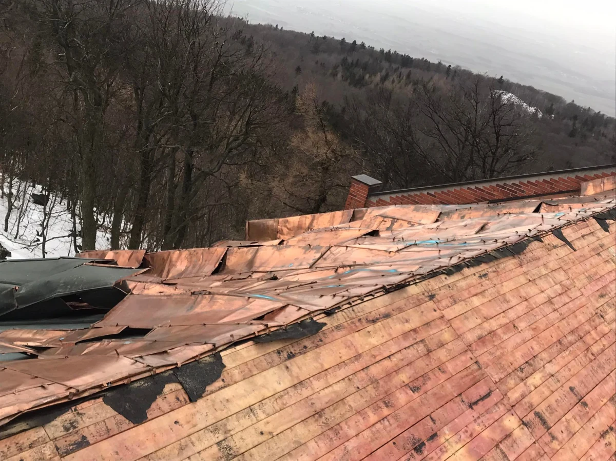 Co najmniej 150 tysięcy złotych będzie potrzebne na odbudowę dachu zabytkowego kościoła na górze Ślęża na Dolnym Śląsku. Podczas niedawnej wichury zerwał go wiatr. Parafia, do której należy świątynia prosi o pomoc finansową.