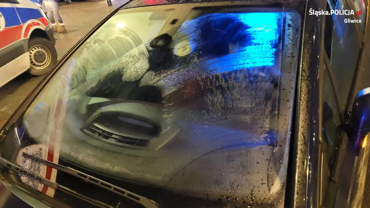 W Gliwicach doszło do wypadku na przejściu dla pieszych. Kobieta potrąciła tam 46-letniego mężczyznę. Nie widziała go, bo jechała z zamarzniętą szybą.