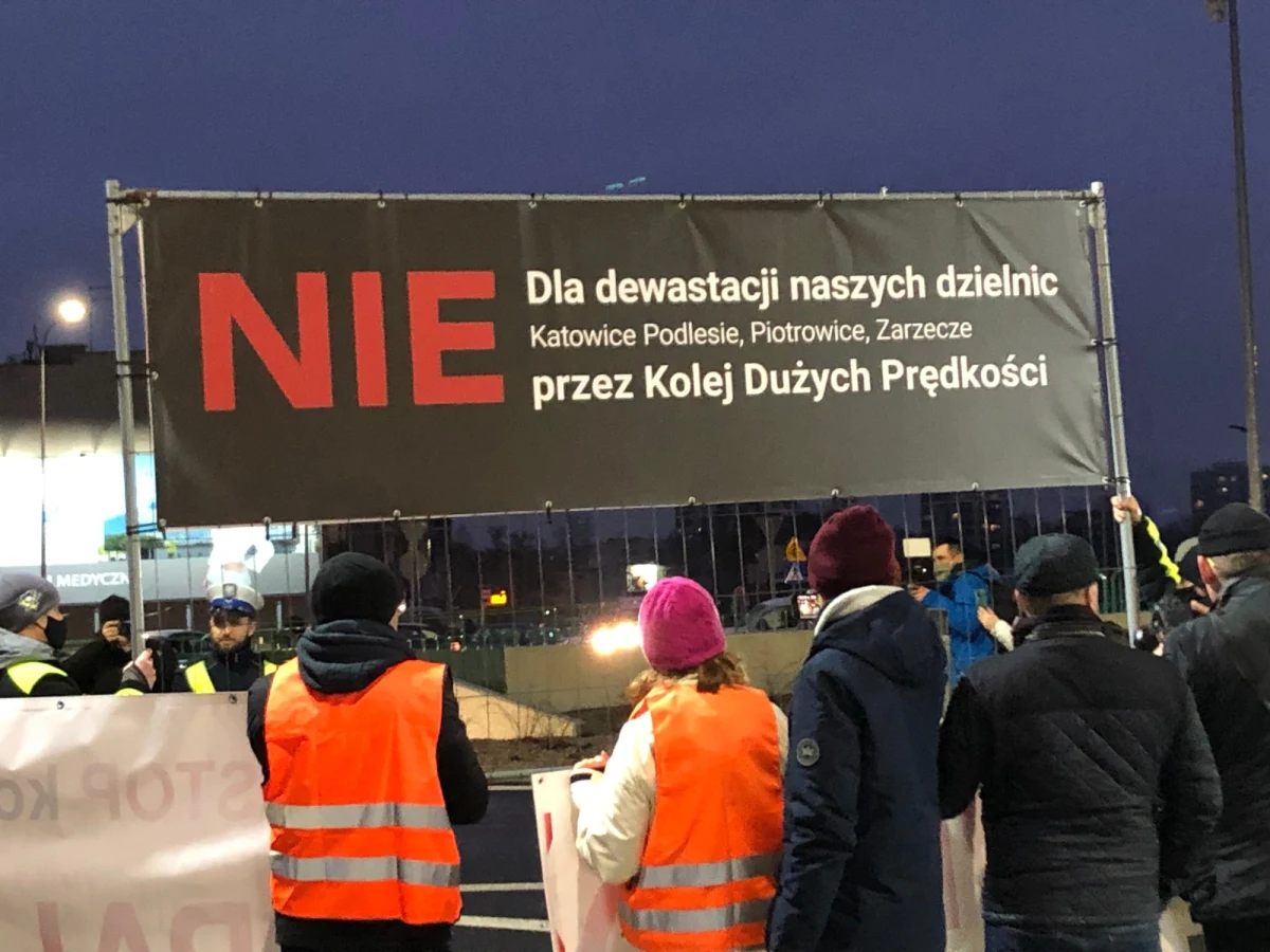 "Nie dla Centralnego Portu Komunikacyjnego". "Nie dla dewastacji naszych dzielnic" - z takimi transparentami mieszkańcy Katowic protestowali przeciwko planom budowy linii kolejowej, która miałaby przeciąć południową część miasta. Chodzi o trasę na odcinku Katowice – granica państwa – Ostrawa. To część inwestycji związanej z budową CPK między Łodzią a Warszawą.  