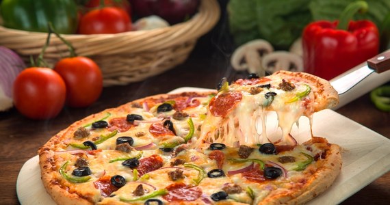 9 lutego na całym świecie obchodzony jest Międzynarodowy Dzień Pizzy. To potrawa, którą uwielbia chyba każdy. Warto uczcić to święto w odpowiedni sposób.