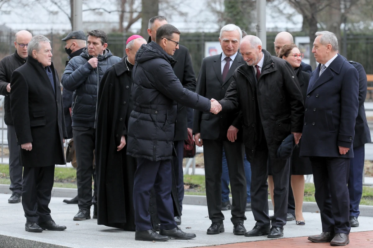 Wspólne nagranie Mateusza Morawieckiego i Antoniego Macierewicza wywołało burzę w sieci. Internauci próbują się domyślić, co kryło się za nietypową reakcją premiera na słowa byłego ministra obrony narodowej. Posłowie opozycji komentują sprawę ironicznie. Działacz antykomunistyczny Krzysztof Wyszkowski uważa z kolei, że nagranie zostało zmanipulowane. 