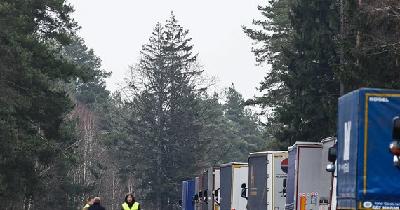 We wtorek wieczorem wzrósł czas oczekiwania na odprawę ciężarówek na polsko-białoruskim przejściu granicznym w Bobrownikach. Kierowcy muszą czekać do 34 godzin - poinformowała podlaska KAS.