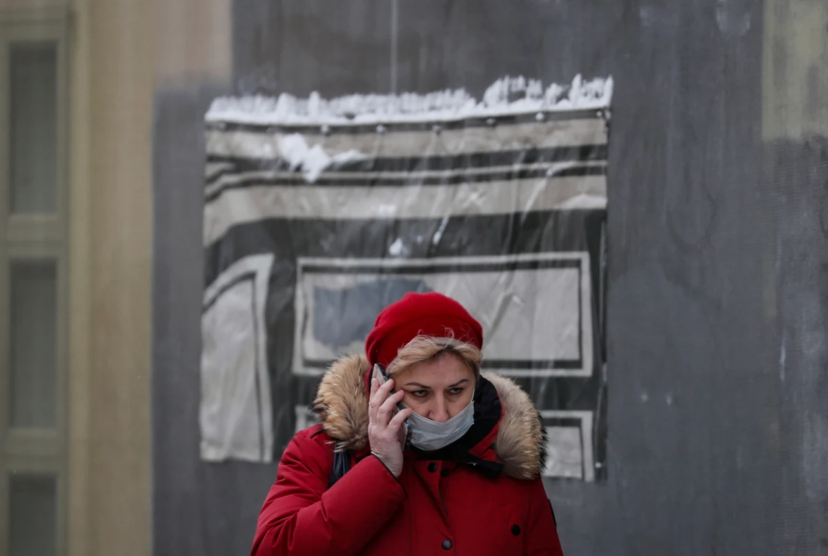 Od czasu odkrycia wariantu koronawirusa Omikron doszło na świecie do pół miliona zgonów z powodu Covid-19 - oświadczyła Światowa Organizacja Zdrowia (WHO). Sytuację tę określiła jako "więcej niż tragiczną".