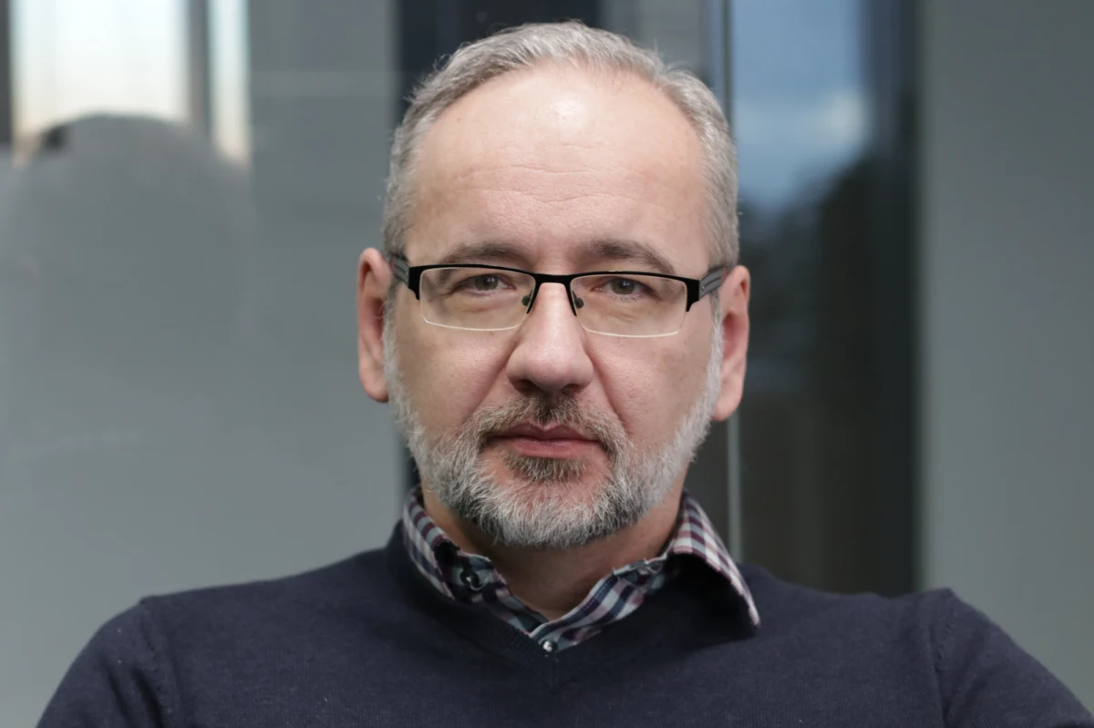 Minister zdrowia Adam Niedzielski w rozmowie z „Faktem” zapowiedział, że w najbliższych tygodniach będzie rekomendował odejście od obowiązujących w Polsce restrykcji. Szef resortu wskazał też, że według przewidywań piąta fala będzie się wygaszała przez najbliższe kilka tygodni.