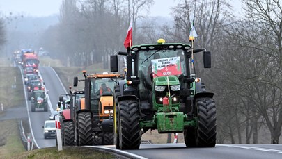 Rolnicy wyjechali na drogi. "Stop PiS-owskiej propagandzie"