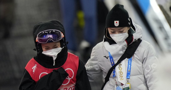 Legenda kobiecych skoków, Japonka Sara Takanashi, przeprosiła za błąd, który kosztował ją dyskwalifikację w poniedziałkowym konkursie drużyn mieszanych w Pekinie. Podczas zawodów zdyskwalifikowano kilka zawodniczek.