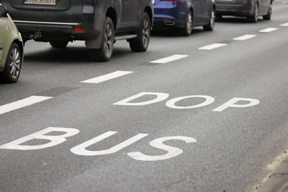 W imieniu mieszkańców Mokotowa interpelację napisał dzielnicowy radny Jacek Fałek. Postuluje ograniczenie obowiązywania buspasów w Dolinie Służewieckiej i Alei Sikorskiego do godzin szczytu.