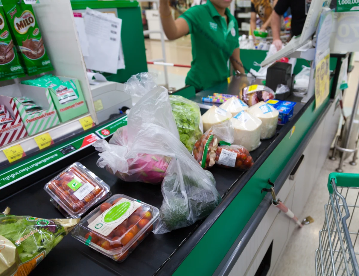 W styczniu w sklepach było drożej średnio o blisko 18 proc. w ujęciu rocznym - wynika z najnowszego "Indeksu cen w sklepach detalicznych". Wzrost odnotowała każda z 12 analizowanych kategorii produktów.