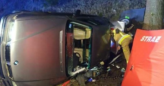 ​29-latek jadący bmw stracił panowanie nad pojazdem, wypadł z drogi i uderzył w drzewo w powiecie kraśnickim. Mężczyzna zmarł.