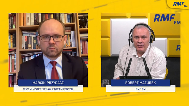 „Po raz pierwszy od 11 lat Trójkąt Weimarski spotkał się na poziomie głów państw. Tematem była Ukraina i sytuacja bezpieczeństwa w naszej części świata” – mówi wiceszef MSZ Marcin Przydacz o zakończonym we wtorek późnym wieczorem spotkaniu kanclerza Niemiec z prezydentami Francji i Polski. „Polska zabiega o to, by nie powtórzyć błędów z lat 30., gdy polityką ustępstw próbowano doprowadzić do uspokojenia agresywnego aktora. Wiemy, że prowadzenie polityki ustępstw nie prowadzi finalnie do pokoju. Istnieje konieczność twardej polityki wobec Rosji” – dodaje o rozmowach dyplomatycznych gość Porannej rozmowy w RMF FM. I podkreśla: „Nie ma zgody, żeby oddać Ukrainę w tworzoną strefę wpływów Rosji”. „Nie ma potrzeby umierać za Kijów. Ukraińcy sami chcą bronić swojej integralności i niepodległości. Wymagają jedynie od nas wsparcia” – mówi wiceminister Przydacz.