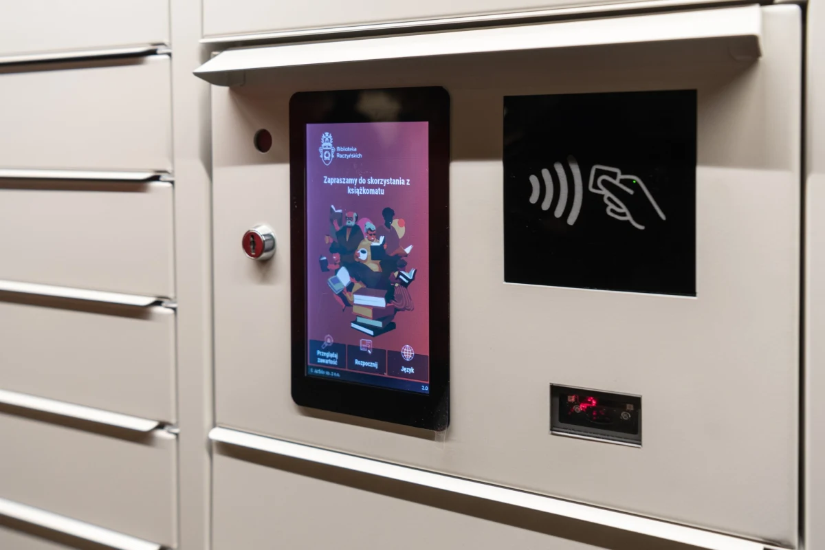 Jedenaście książkomatów stanie w najbliższych dniach w kilku poznańskich dzielnicach. To nowy projekt Biblioteki Raczyńskich, która chce wyjść naprzeciw czytelnikom, zwłaszcza zabieganym.

