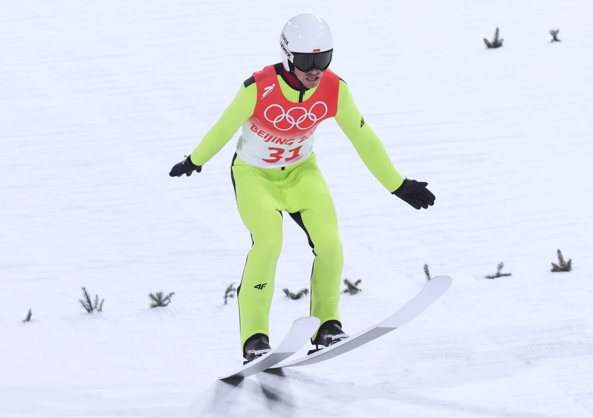 Piotr Żyła był najlepszym z Polaków w pierwszej środowej serii treningowej na dużej skoczni igrzysk w Pekinie. Skok na 131 m dał mu trzecie miejsce. Siódmy był Kamil Stoch, który skoczył 126 m. W drugiej serii błysnął Dawid Kubacki (129,5 m), który był piąty. W trzeciej Stoch, Żyła i Kubacki uzyskali identyczną odległość - 125 m.