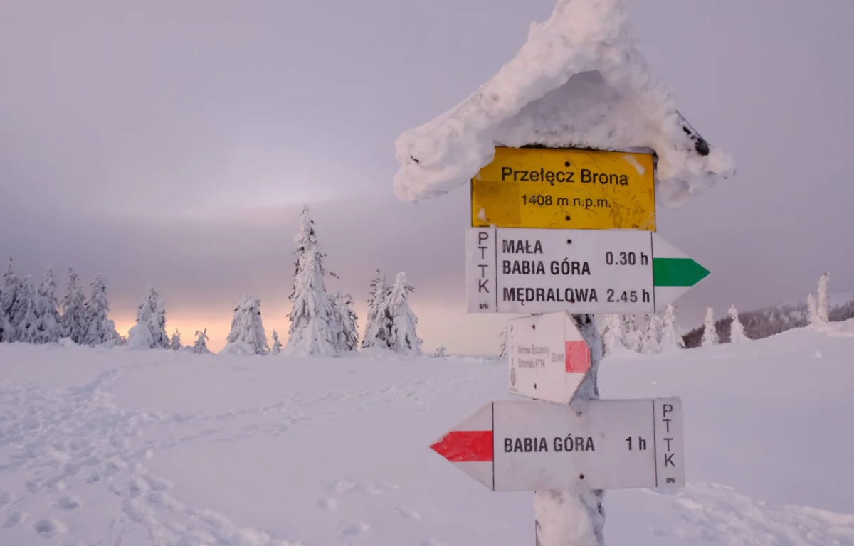 Na beskidzkich szlakach turystycznych warunki są bardzo trudne. Jak poinformowali goprowcy, w górach w środę rano było deszczowo, a w wyższych partiach znacznie ograniczona była widoczność; nie przekraczała ona 50 m.