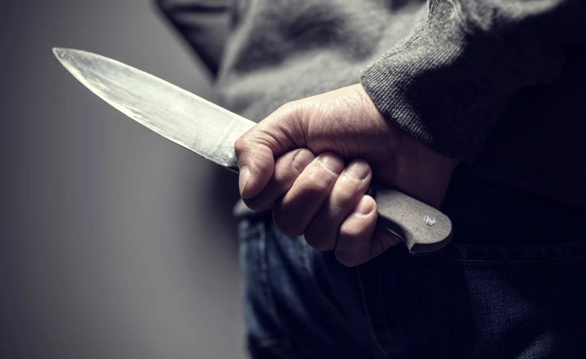 Oświęcimski sąd rejonowy aresztował tymczasowo 47-latka, który w niedzielę ugodził nożem swoją 43-letnią byłą żonę. Usłyszał już zarzut usiłowania zabójstwa - poinformował w środę rzecznik małopolskiej policji mł. insp. Sebastian Gleń.