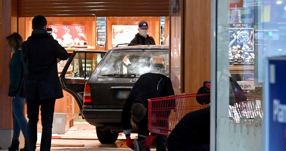 Policja poszukuje sprawców kradzieży w sklepie jubilerskim w Szczecinie. Do włamania doszło o poranku. Złodzieje wjechali na teren galerii handlowej samochodem.