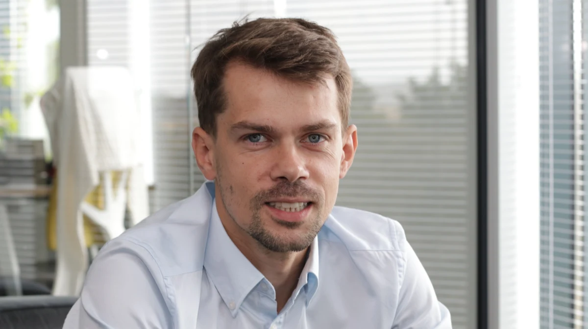 "Jest zakłamany obraz polskiej produkcji żywności. Jesteśmy w momencie, kiedy nie potrafimy wyprodukować tyle jedzenia, ile zjadamy i to jest straszne. To niestety jest też przyczyną wysokiej inflacji, jeżeli chodzi o żywność, jeżeli chodzi o nasze zasoby żywnościowe. Możemy utracić za chwilę suwerenność żywnościową" - mówi w rozmowie z naszym dziennikarzem Michałem Zielińskim lider AgroUnii Michał Kołodziejczak. W środę na polskie drogi wyjechały rolnicze ciągniki. Rolnicy nie wykluczają też protestu w Warszawie. 