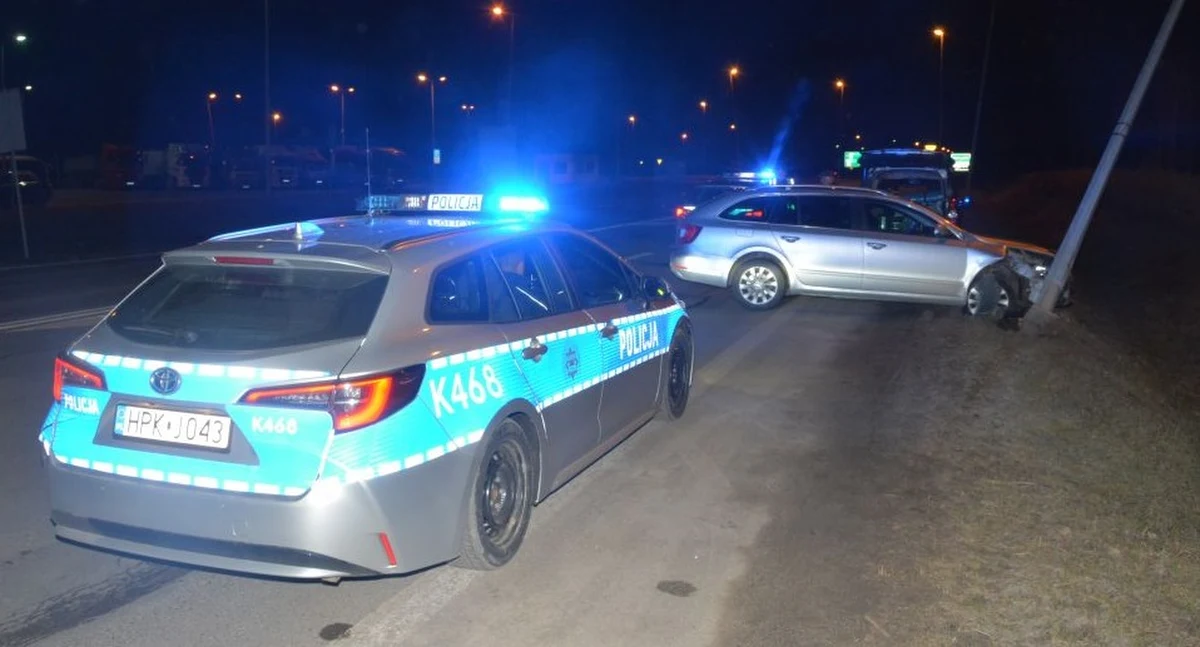 Pijana 67-letnia kobieta wjechała w latarnię w Radymnie. Kobieta próbowała przekonać policjantów, że to nie ona kierowała pojazdem. Funkcjonariusze nie dali się nabrać i szybko ustalili, kto siedział za kierownicą samochodu. 67-latce grozi teraz 2 lata więzienia.