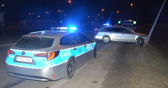 Pijana 67-letnia kobieta wjechała w latarnię w Radymnie. Kobieta próbowała przekonać policjantów, że to nie ona kierowała pojazdem. Funkcjonariusze nie dali się nabrać i szybko ustalili, kto siedział za kierownicą samochodu. 67-latce grozi teraz 2 lata więzienia.