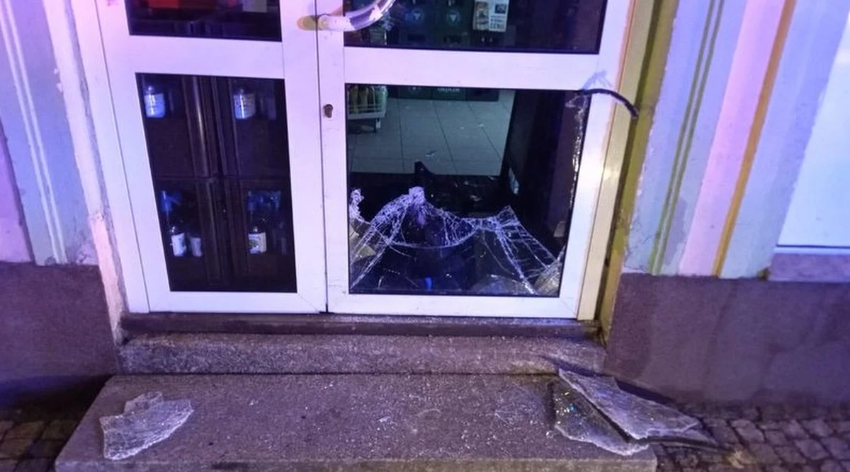 Policjanci zatrzymali na gorącym uczynku włamania 19-letniego mężczyznę, który jest podejrzany przynajmniej o 13 kradzieży ze sklepów w Jeleniej Górze. Kradł różne towary, ale też pieniądze. Grozi mu do 10 lat więzienia.