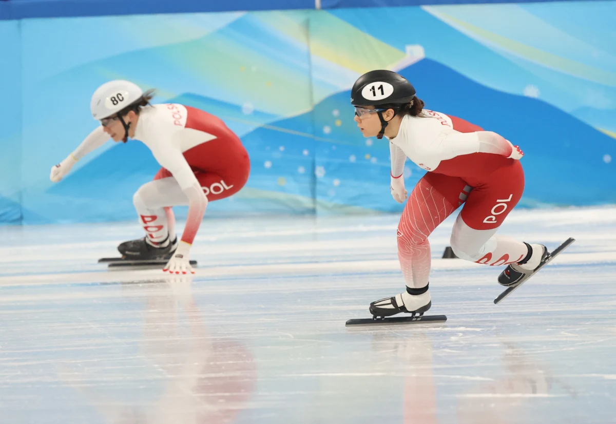 Polska sztafeta - w składzie: Nikola Mazur, Natalia Maliszewska, Patrycja Maliszewska i Kamila Stormowska – zajęła trzecie miejsce w swoim półfinale na 3000 m podczas igrzysk w Pekinie i wystąpi w finale B. Biało-czerwone rywalizowały z Holenderkami, reprezentantkami gospodarzy i Włoszkami. 