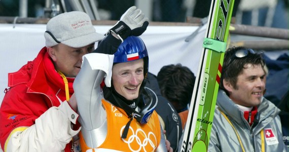 10 lutego 2002 roku Adam Małysz zaczął pisać nową historię polskich sukcesów na zimowych igrzyskach. W Salt Lake City sięgnął po brąz na skoczni normalnej. Trzy dni później dorzucił srebro na dużym obiekcie. 20 lat po tamtych wydarzeniach Polacy walczą o medale olimpijskie w Pekinie. Dawid Kubacki już cieszy się z brązowego krążka.